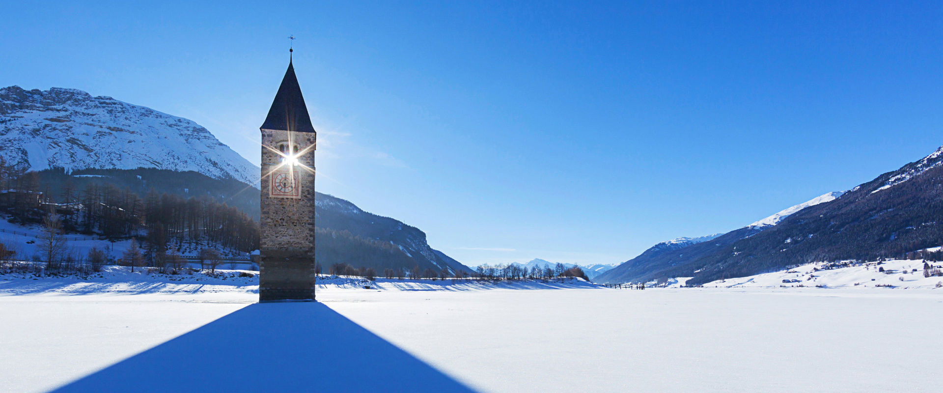 Lago di Resia d'inverno Lago di Resia con campanile e neve d'inverno