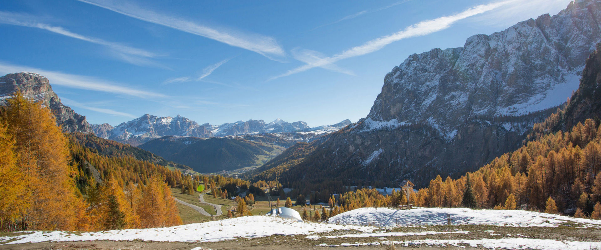 Colfosco Larici dorati e cime delle Dolomiti innevate a Colfosco
