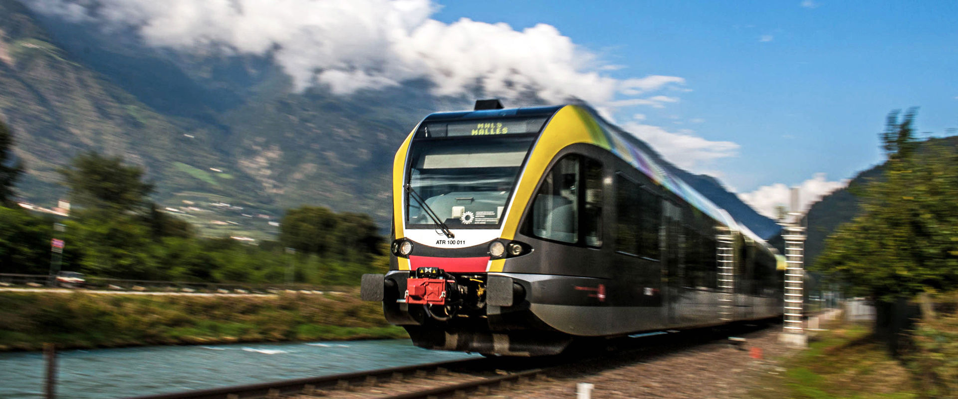 Immagine frontale del treno con ambiente circostante.