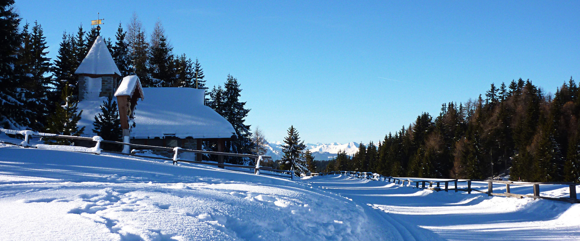 Malga di Rodengo Piste da fondo e cappella sulla Malga di Rodengo in inverno