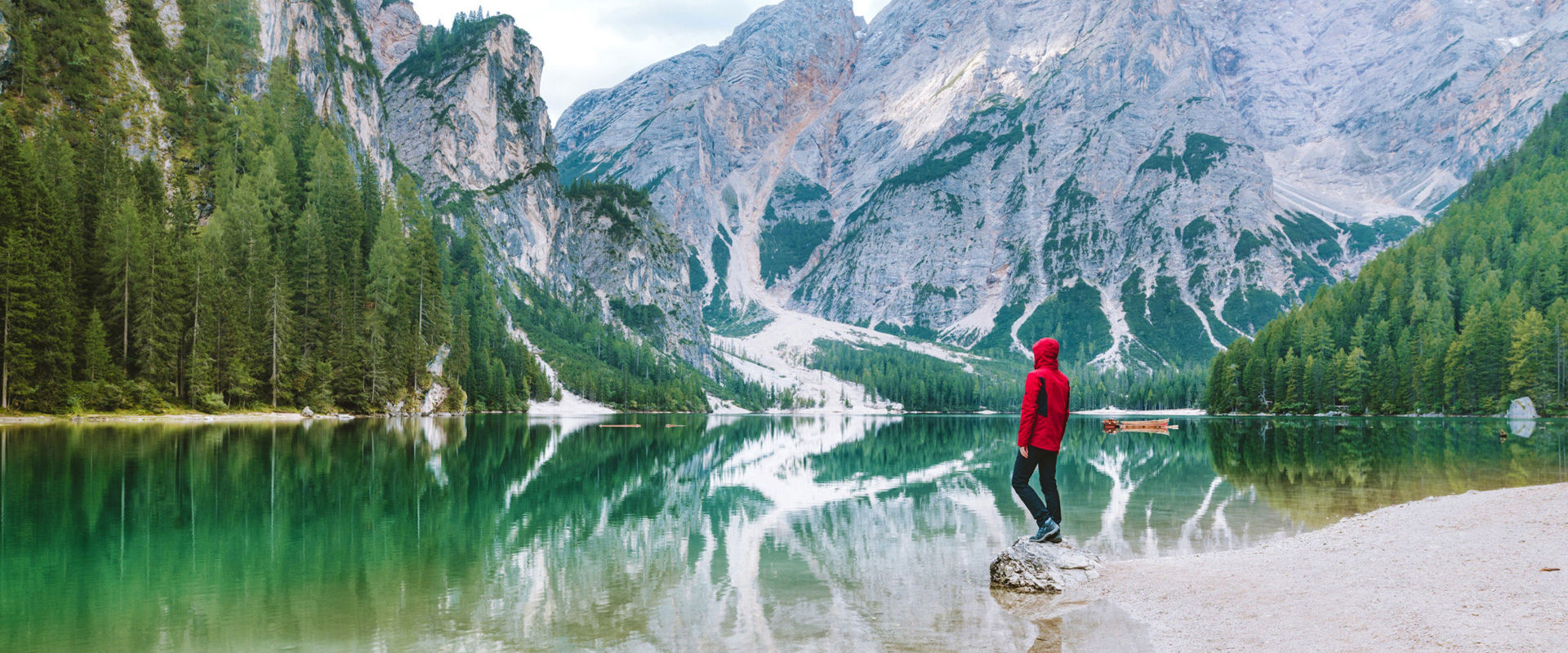 Lago di Braies Escursionista al Lago di Braies con vista sulla Croda del Becco