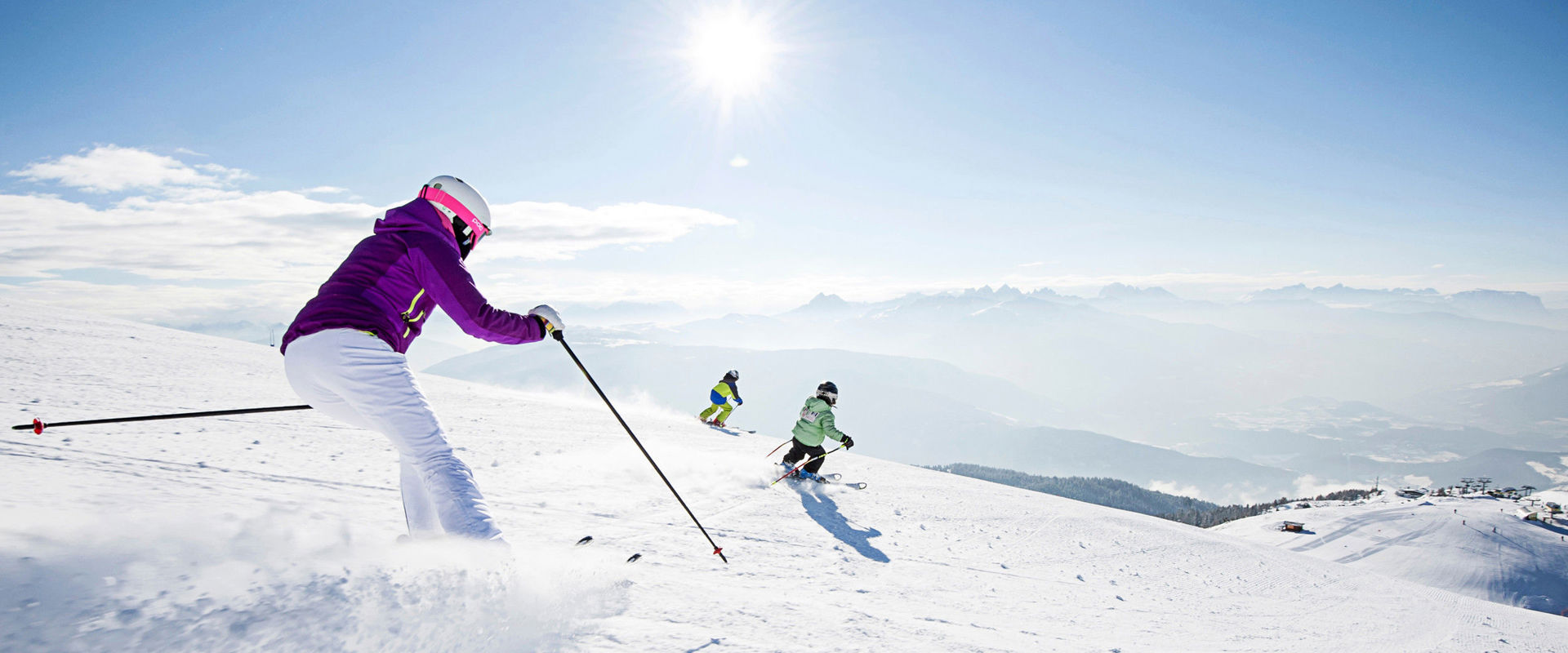 Sciatori 3 sciatori che scendono la pista.