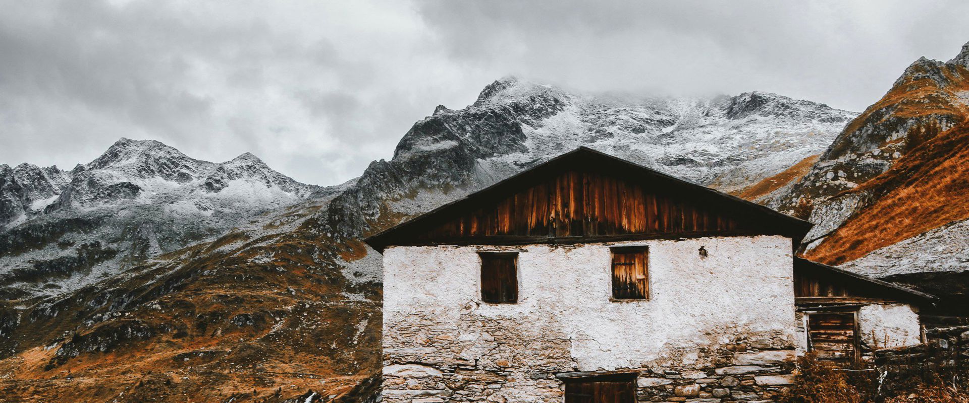 Parco Naturale Vedrette di Ries Aurina Vecchio rifugio abbandonato circondato da cime innevate.