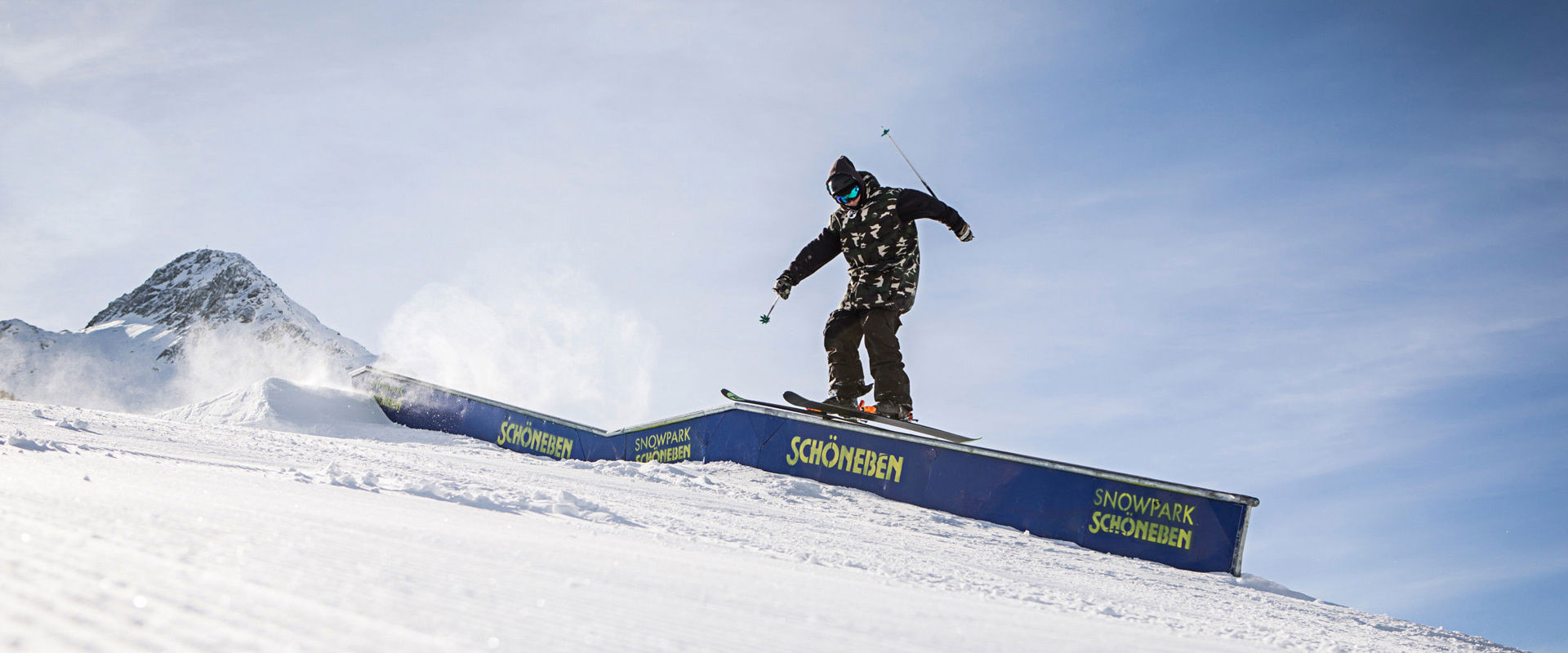 Snowpark di Belpiano Un freeskier scivola lungo il box.