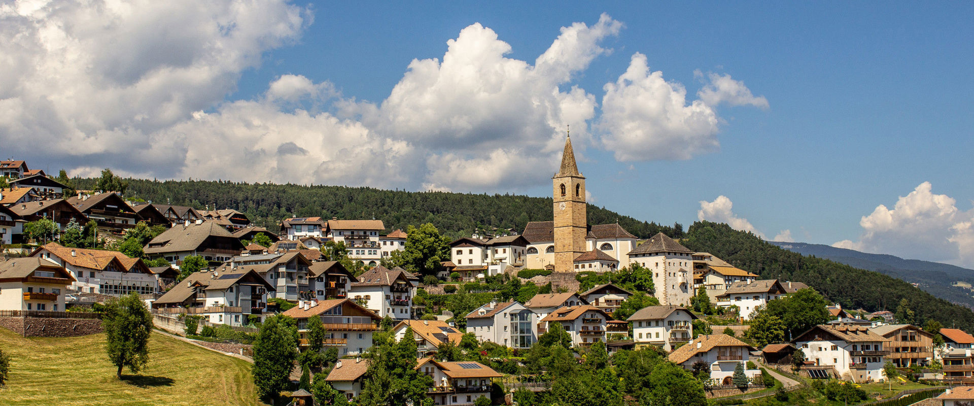 Case e chiesa a San Genesio