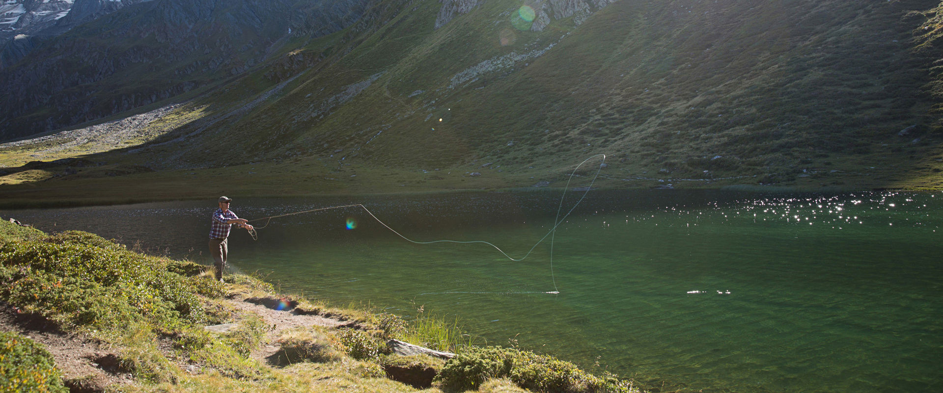 Pesca in Val Passiria Pesca in un laghetto di montagna in Val Passiria.