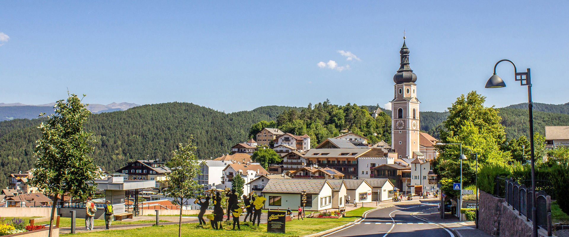 Castelrotto con campanile e case.