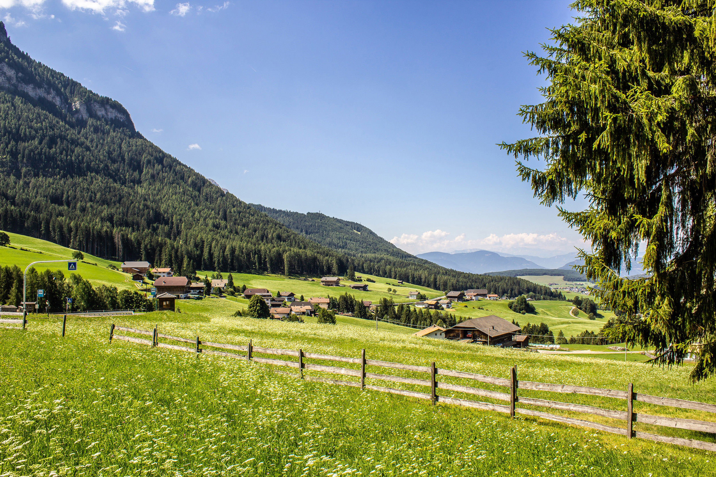 Vista su San Michele con paesaggio naturale circostante