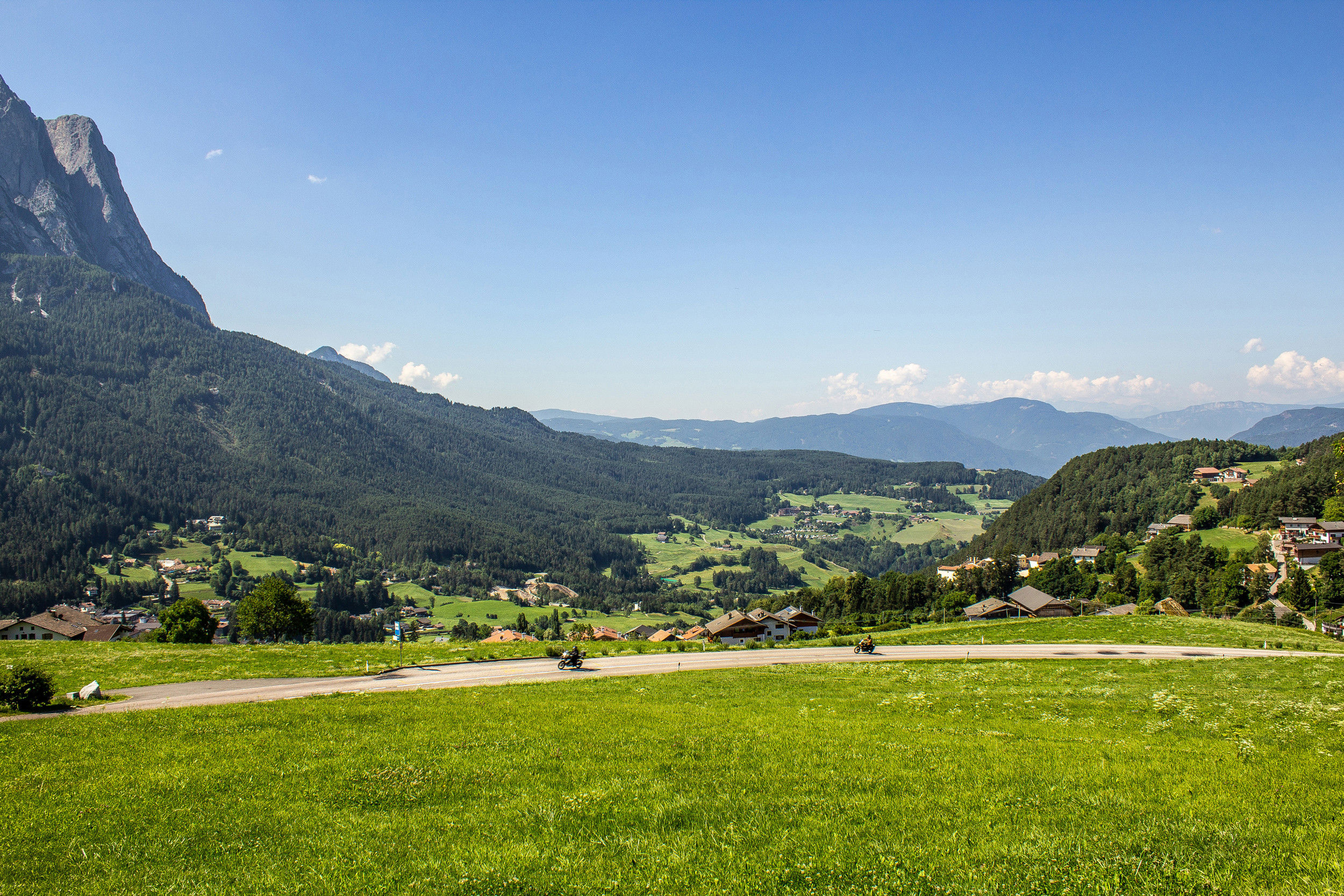 Vista su San Valentino con paesaggio naturale circostante