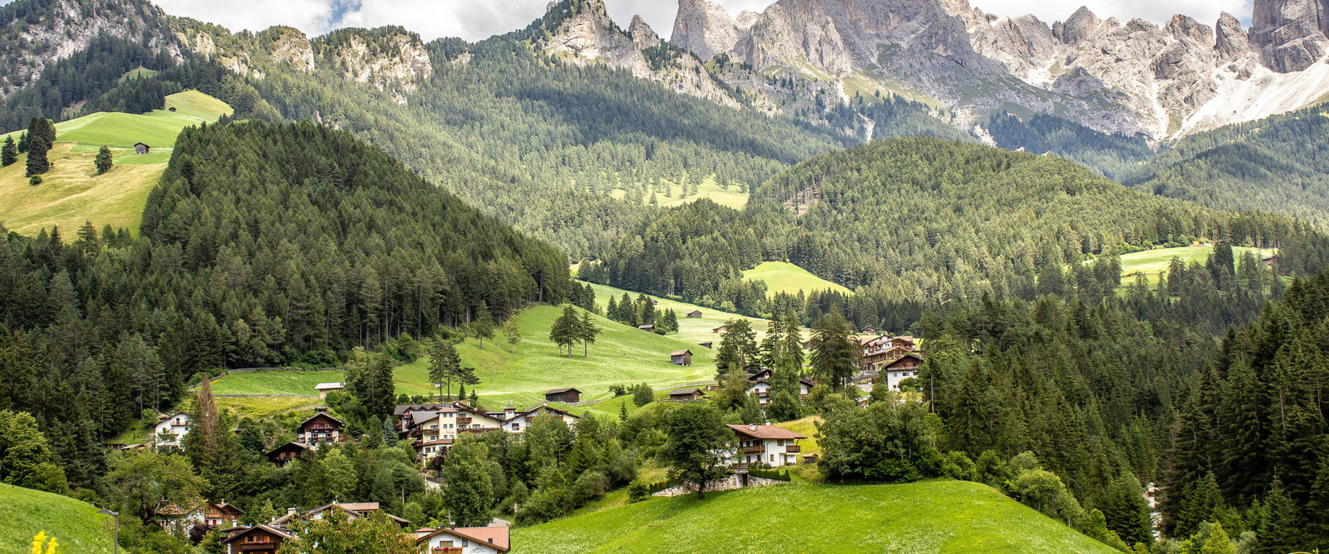 Panorama montano mozzafiato intorno al villaggio di Tires al Catinaccio.