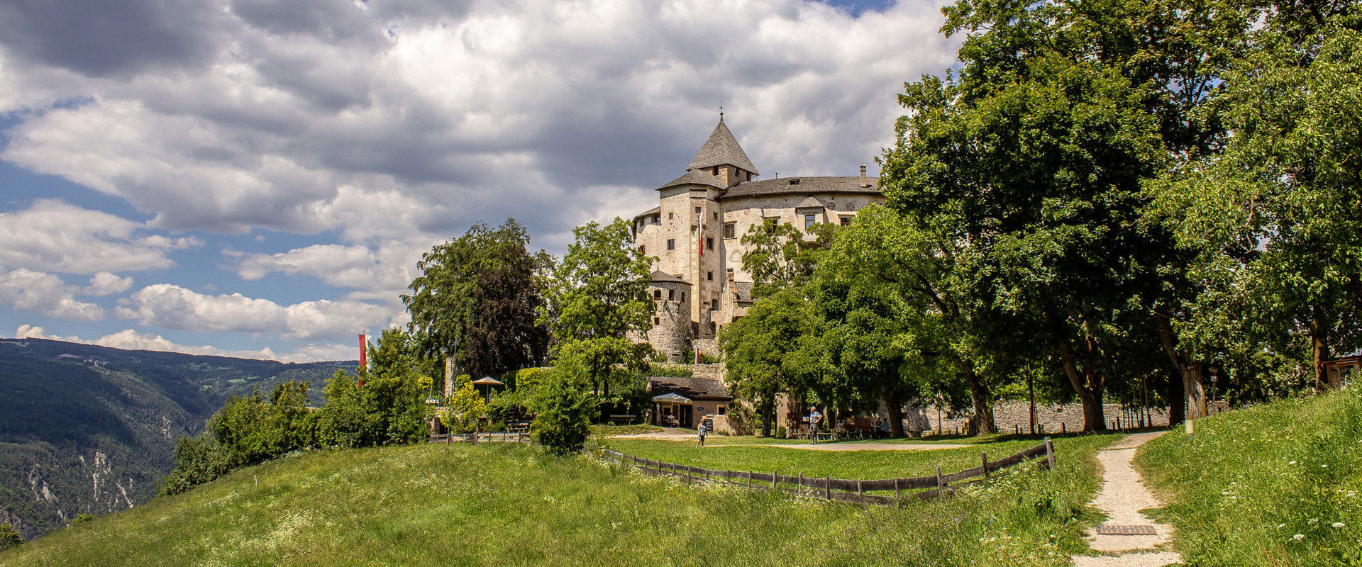 Castel Presule Su una collina in mezzo a un prato e nascosto tra alti alberi, un piccolo sentiero conduce al magnifico Castel Presule.