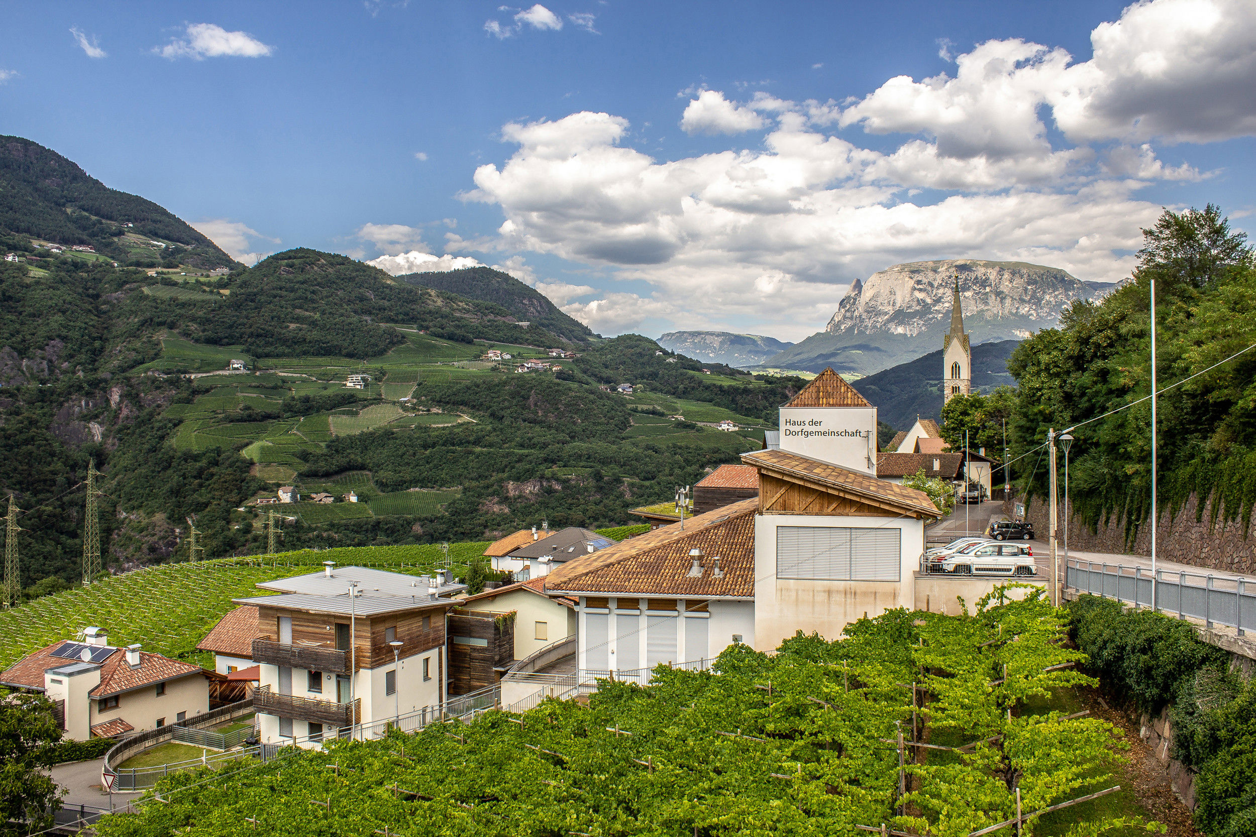 Vista su Cornedo all'Isarco con la chiesa e lo Sciliar sullo sfondo
