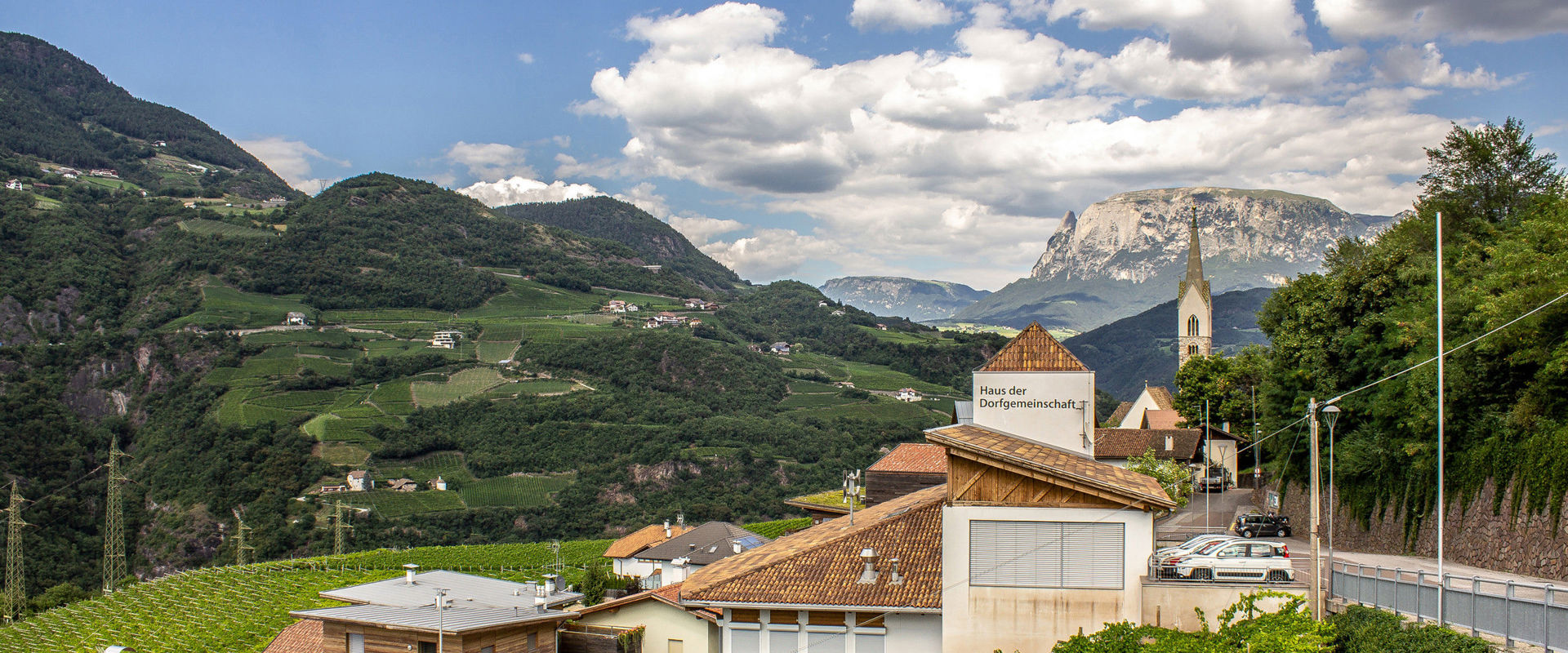Cornedo all'Isarco Vista su Cornedo all'Isarco con la chiesa e lo Sciliar sullo sfondo