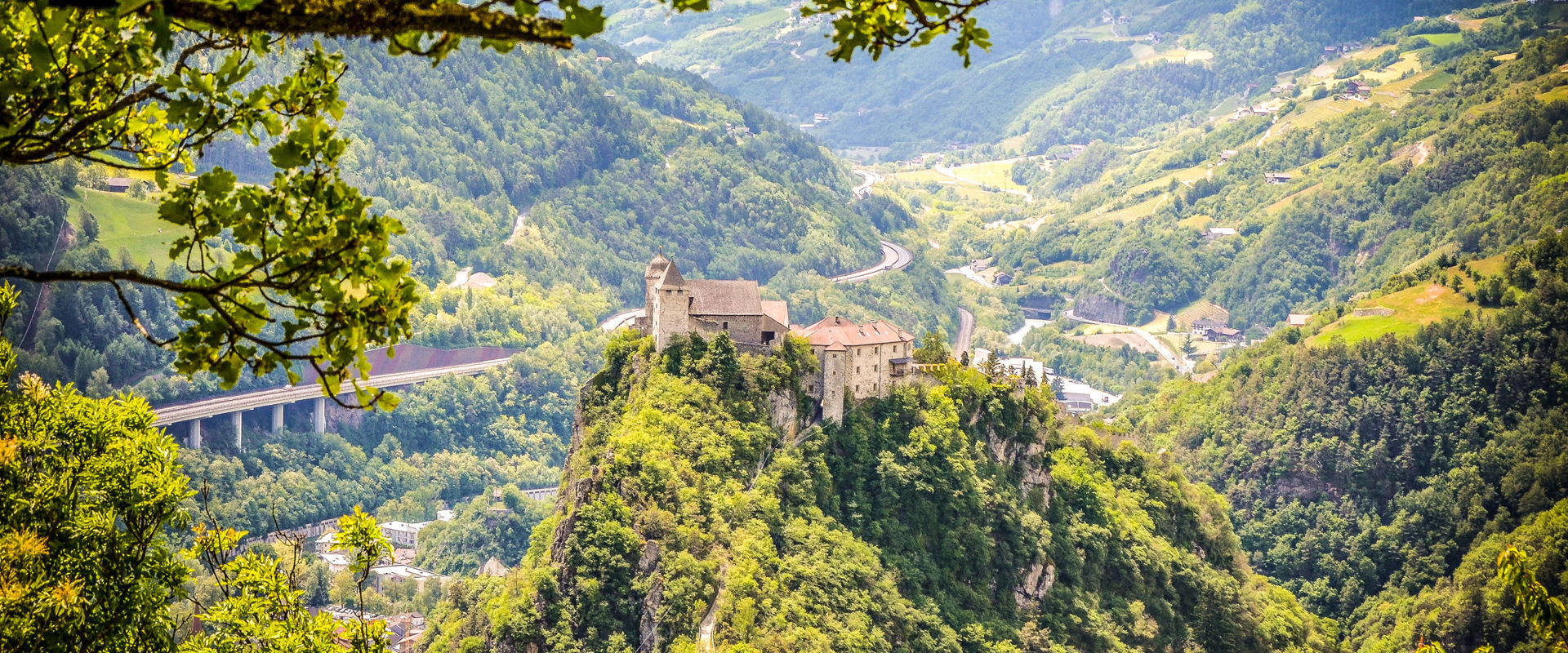 Il monastero è arroccato su una cima e circondato da una fitta campagna.