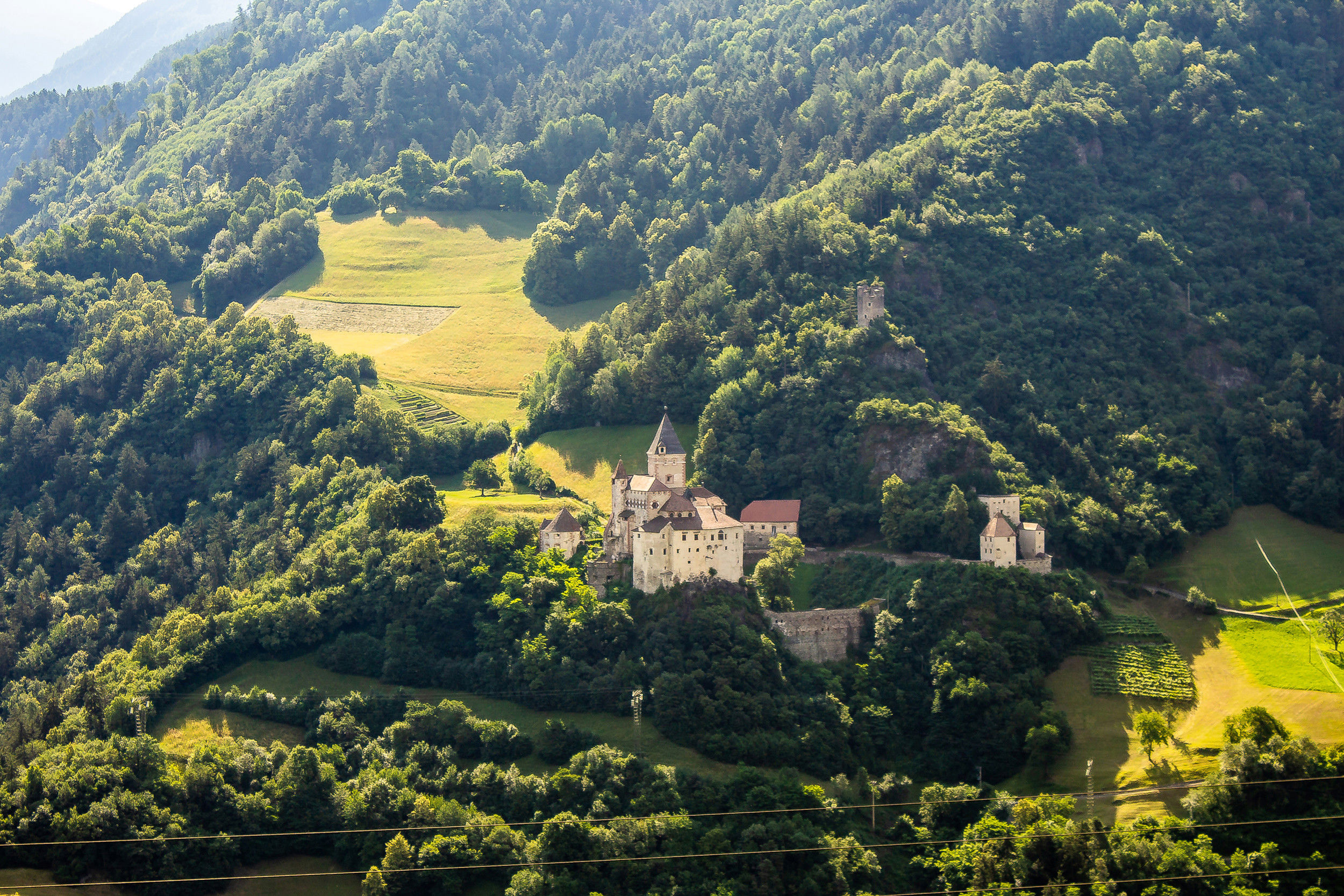 Vista su Castel Trostburg a Ponte Gardena in Valle Isarco