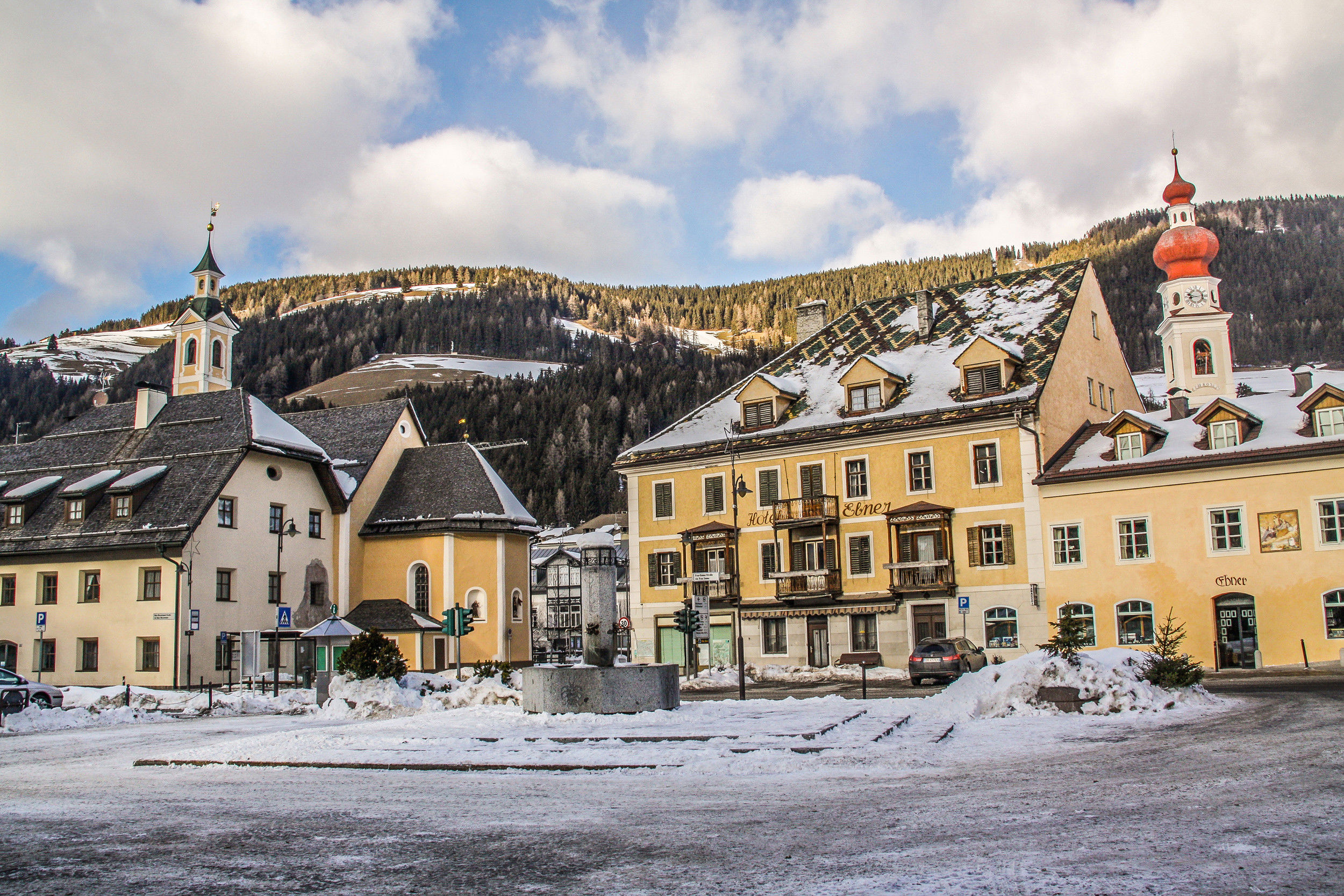 Chiesa S. Trinità, Casa Ebner e chiesa parrocchiale di S. Stefano a Villabassa