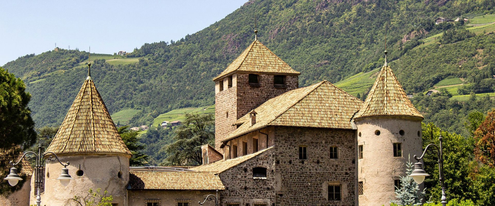 Vista di Castel Mareccio in mezzo al verde.