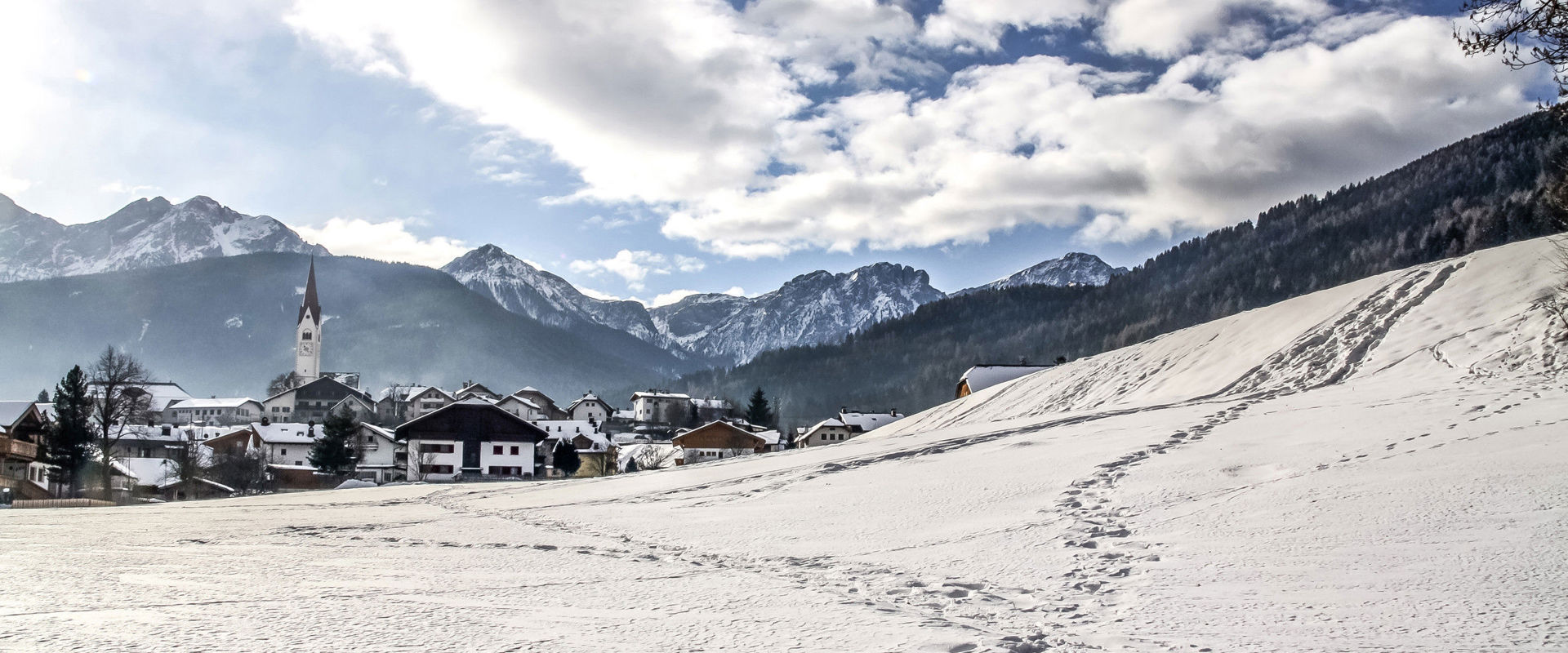Valdaora Vista su Valdaora con le Dolomiti sullo sfondo d'inverno