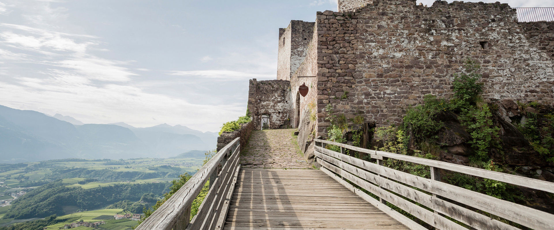 Castel d'Appiano Un piccolo ponte di legno conduce alle rovine dell'antico castello di Hocheppan, arroccato su una collina.