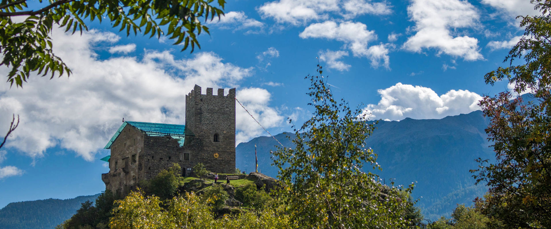 Il Castel Juval troneggia su una collina rocciosa.