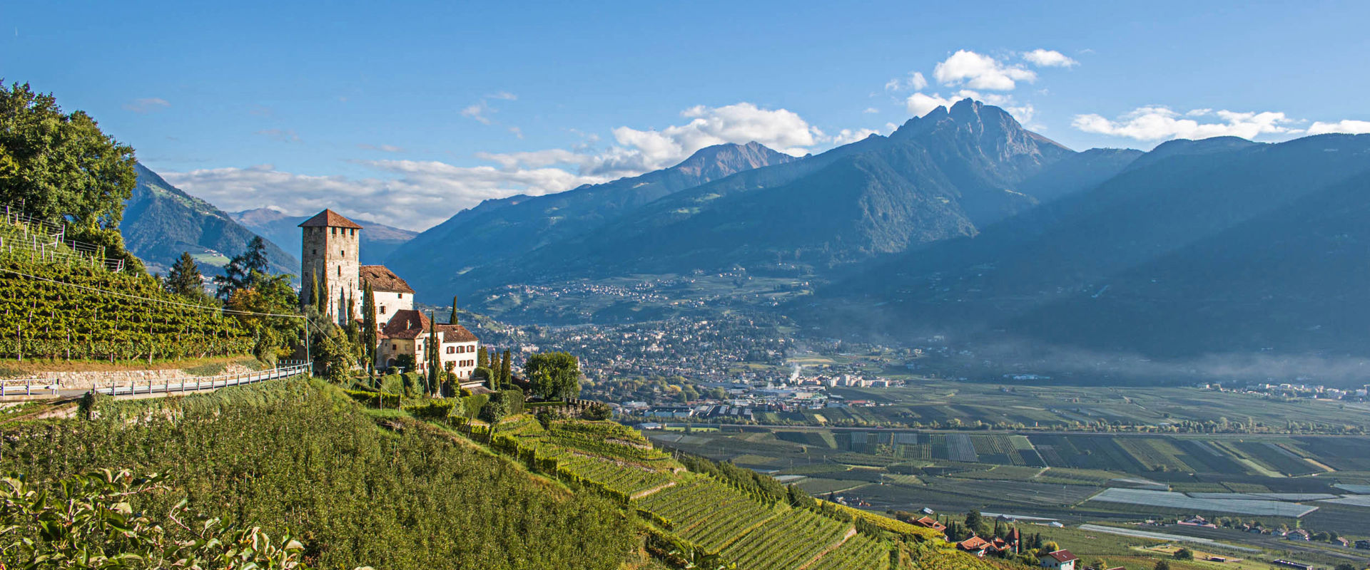 Il castello di Lebenberg è circondato da vigneti e meleti.