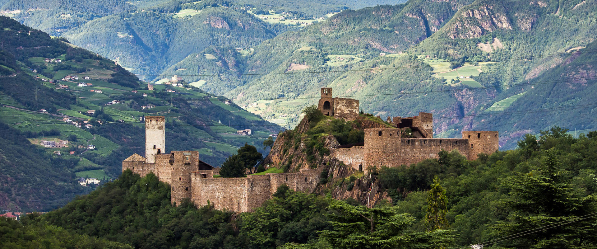Castel Firmiano Foto panoramica di Castel Firmiano e delle montagne circostanti.