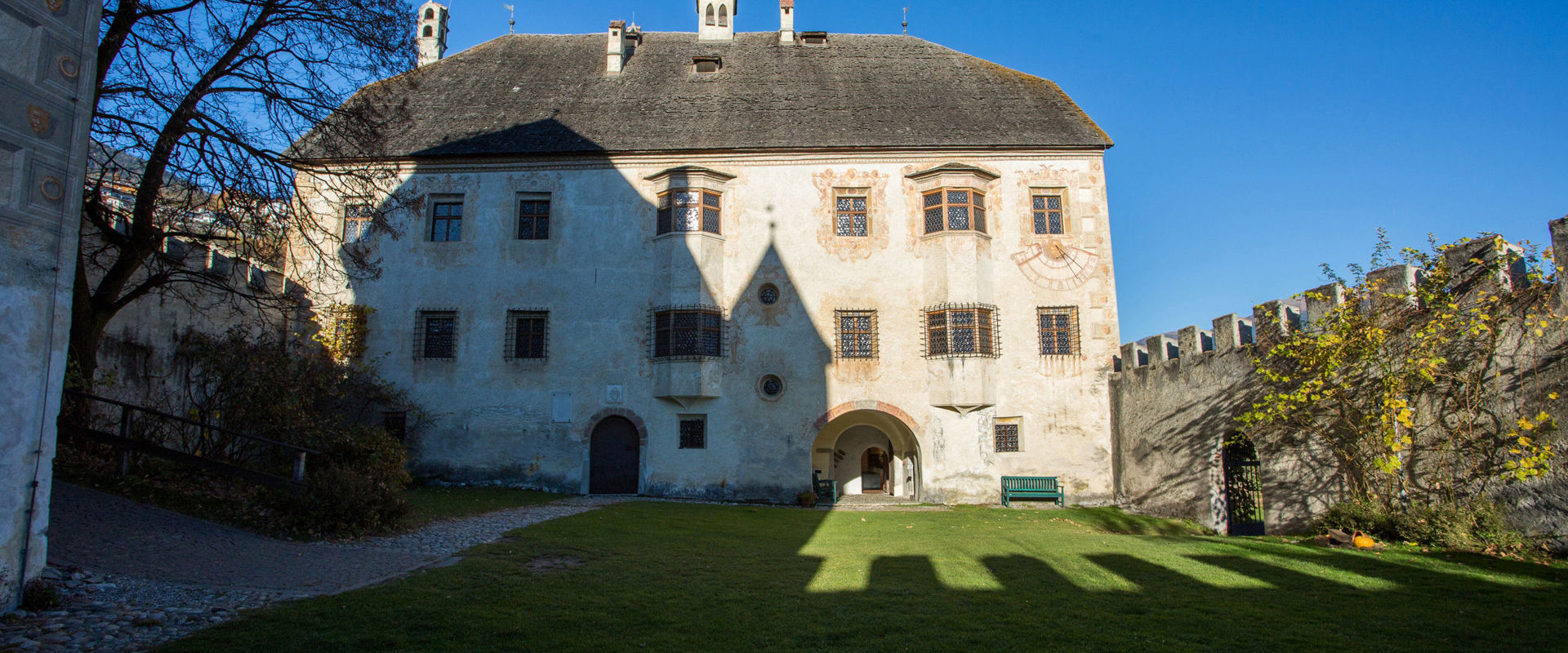 Castello di Velturno con giardino e mura del castello.