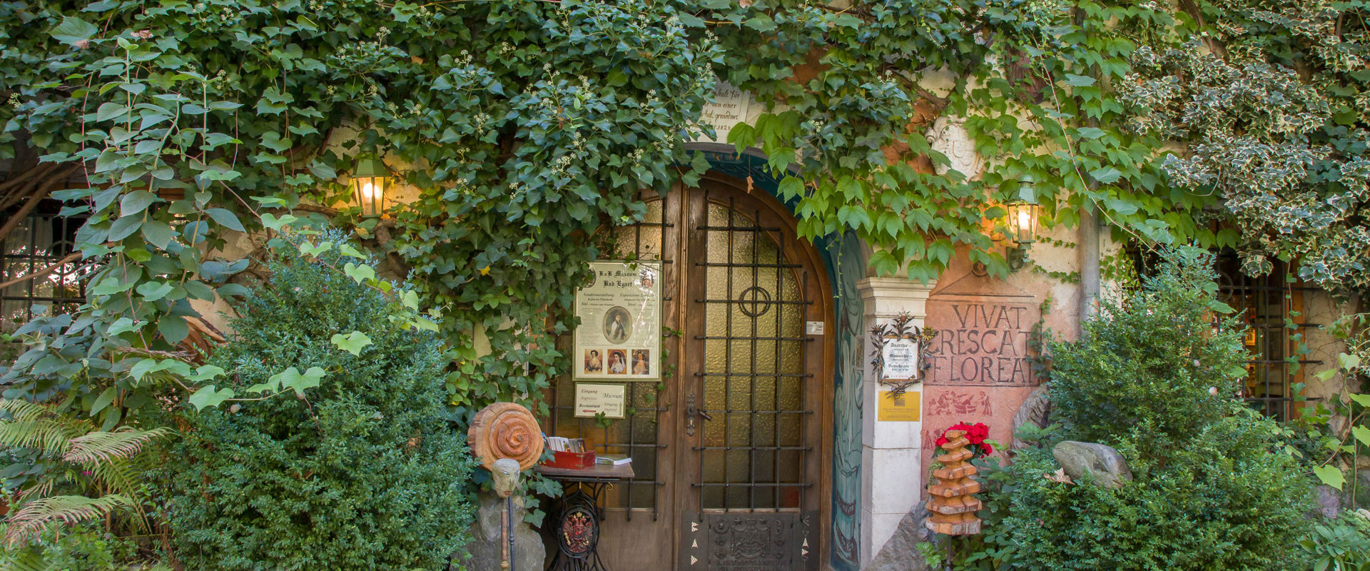 Cancello d'ingresso con edera e fiori.