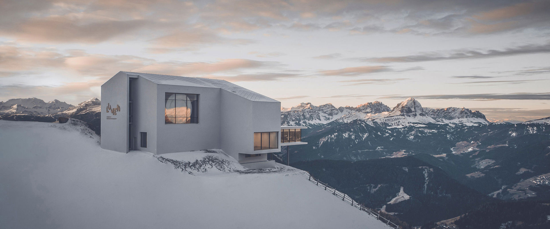 Museo della fotografia di montagna Lumen Museo sulla cima innevata del Plan de Corones.