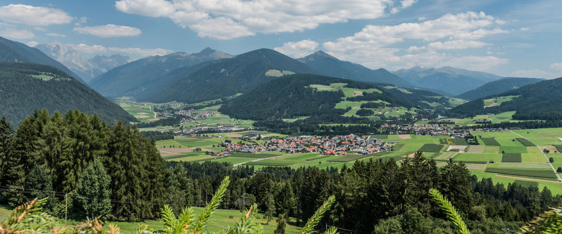 Valdaora Vista su Valdaora con montagne, prati & boschi