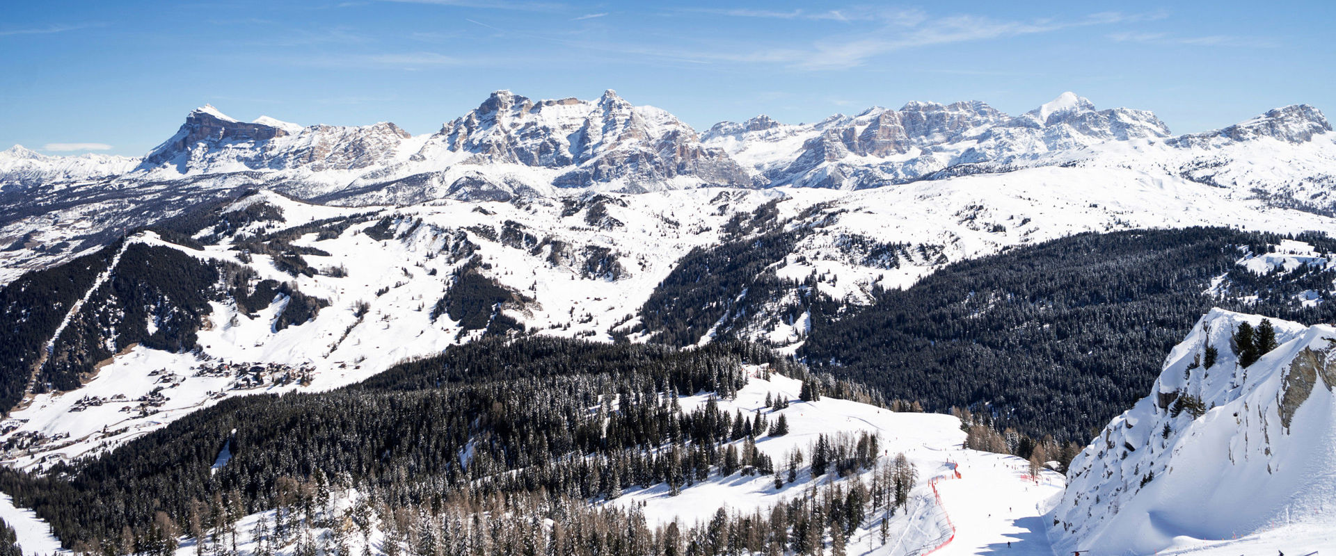 Corvara Piste da sci a Corvara con vista sulle Dolomiti innevate nei dintorni di Corvara