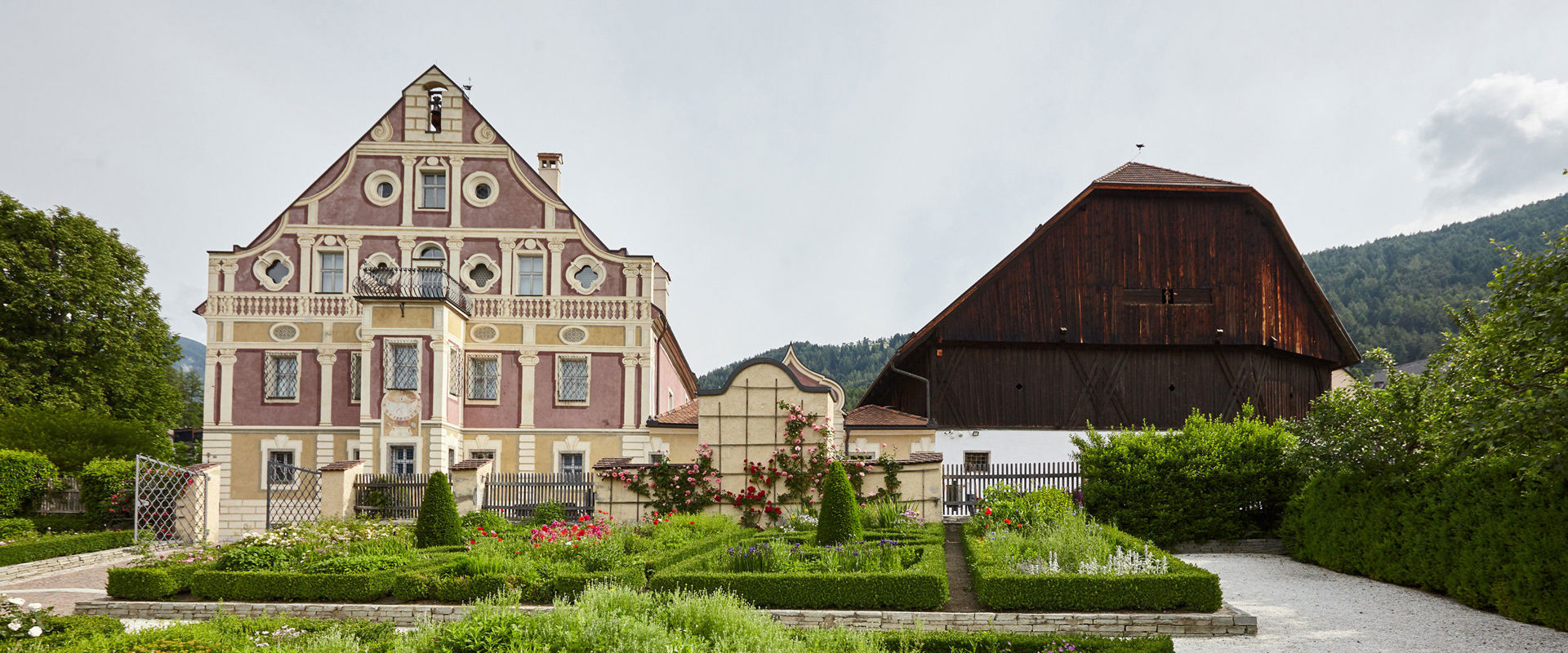 Museo provinciale degli usi e costumi Vecchia casa bellissima e fattoria accanto ad essa in mezzo al verde.