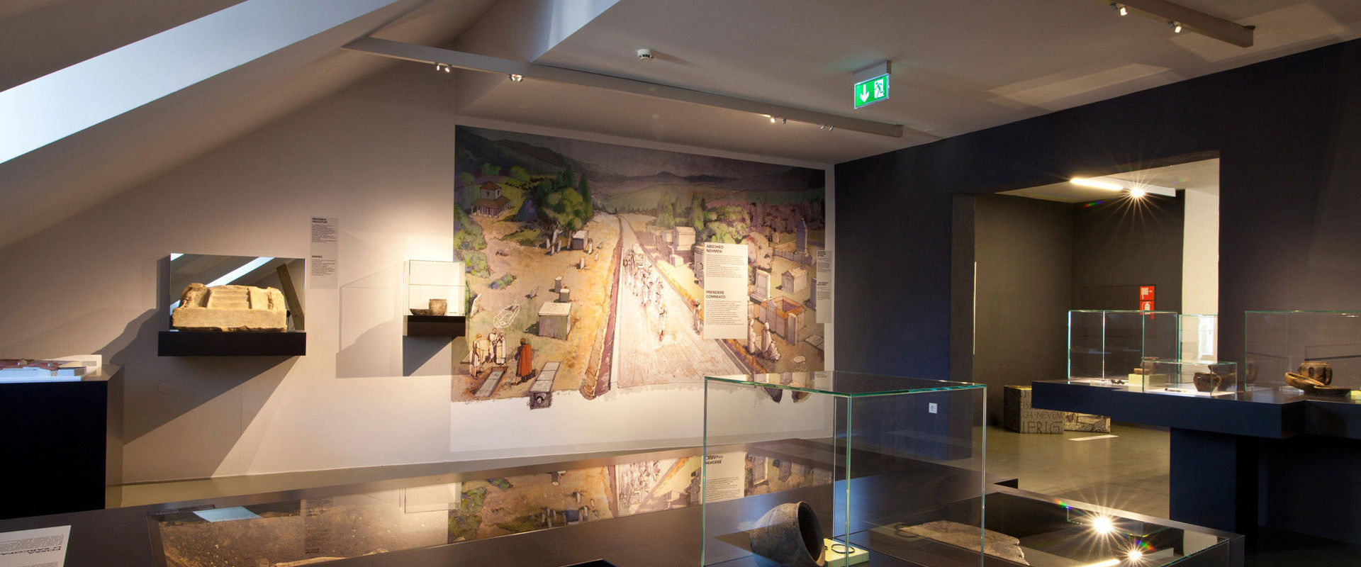 Museo Mansio Sebatum Interno illuminato del museo.