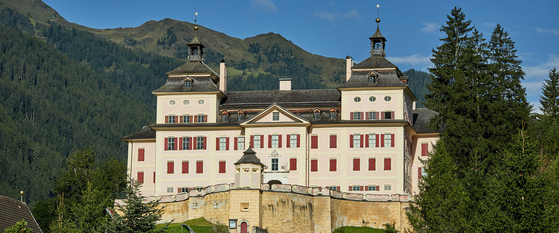 Castel Wolfsthurn Castel Wolfsthurn troneggia su una collina circondata da prati e alberi maestosi.