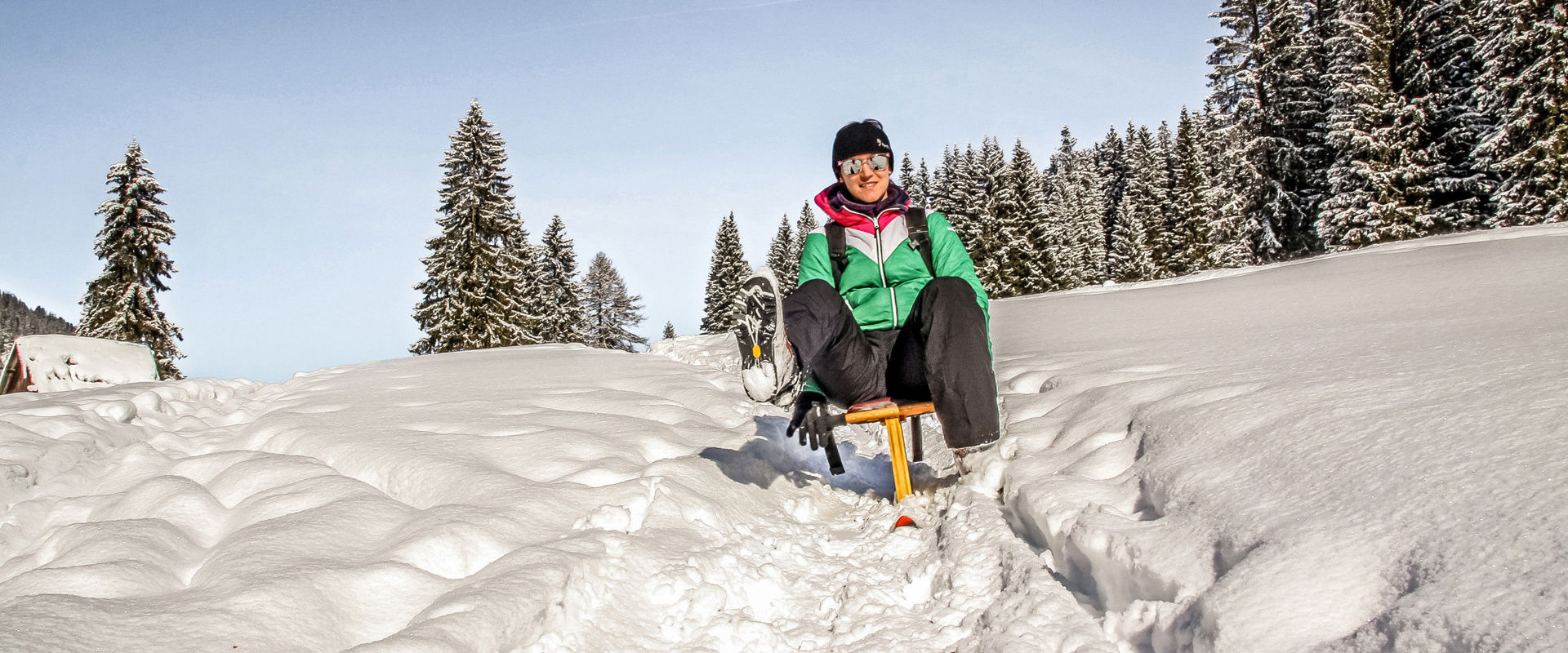 Donna scende dalla montagna innevata con il Rennböckl.