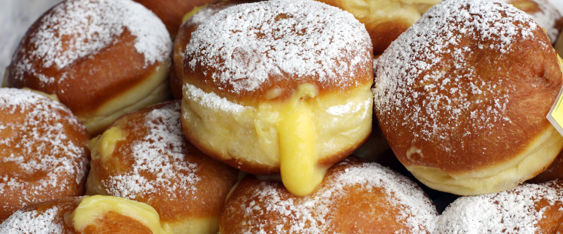 Krapfen di carnevale alla crema.