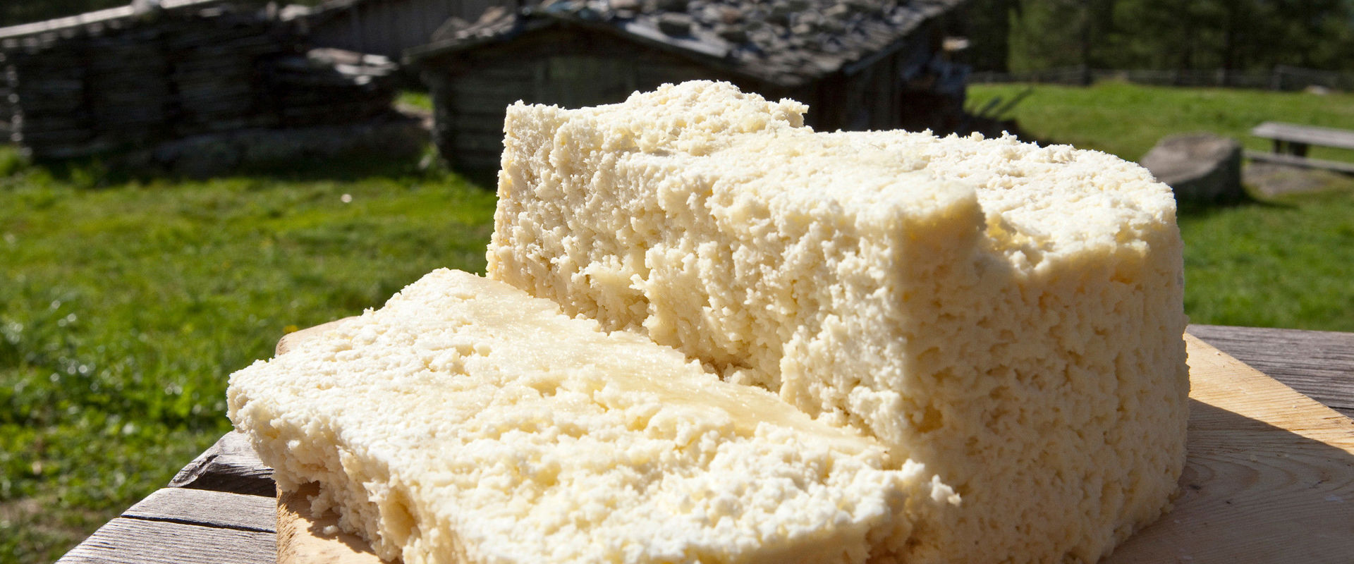 Tavolo con formaggio contadino tipico.