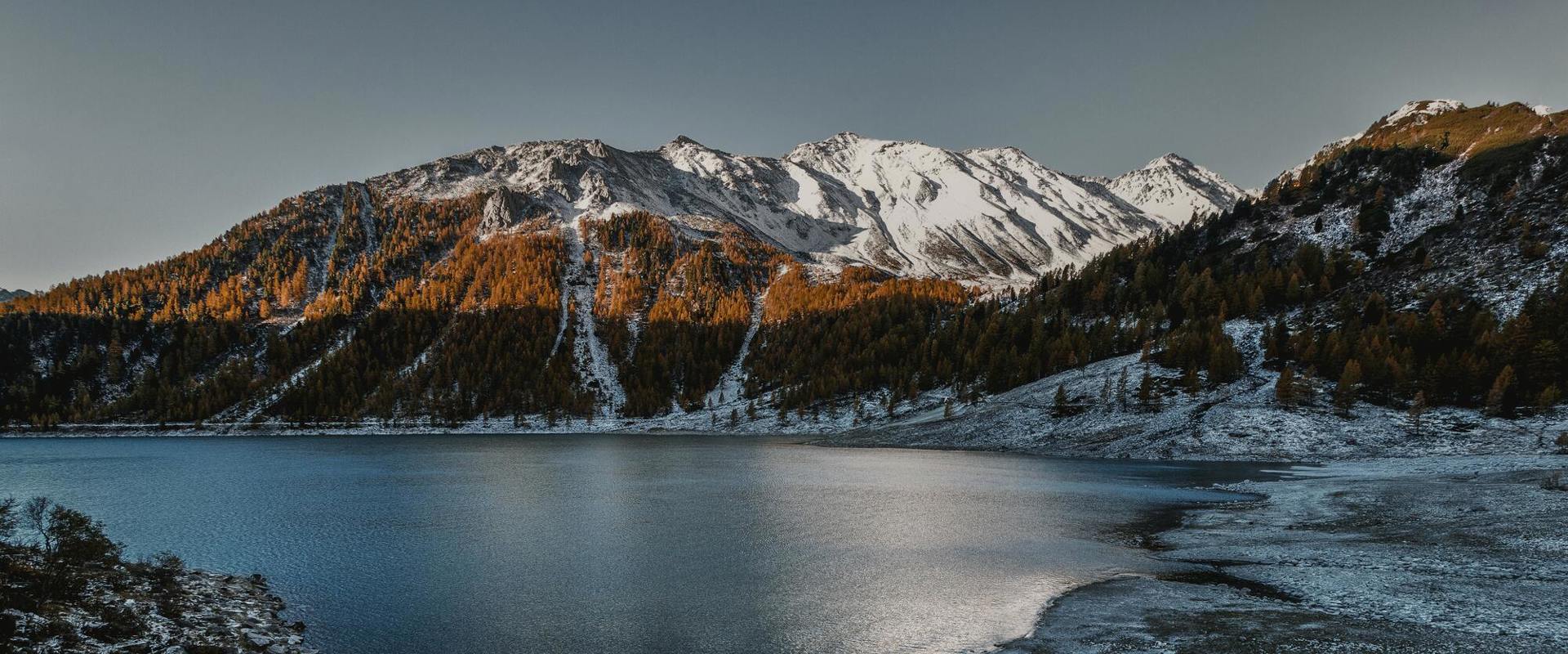 Lago di Neves in inverno Vista del Lago di Neves in inverno.