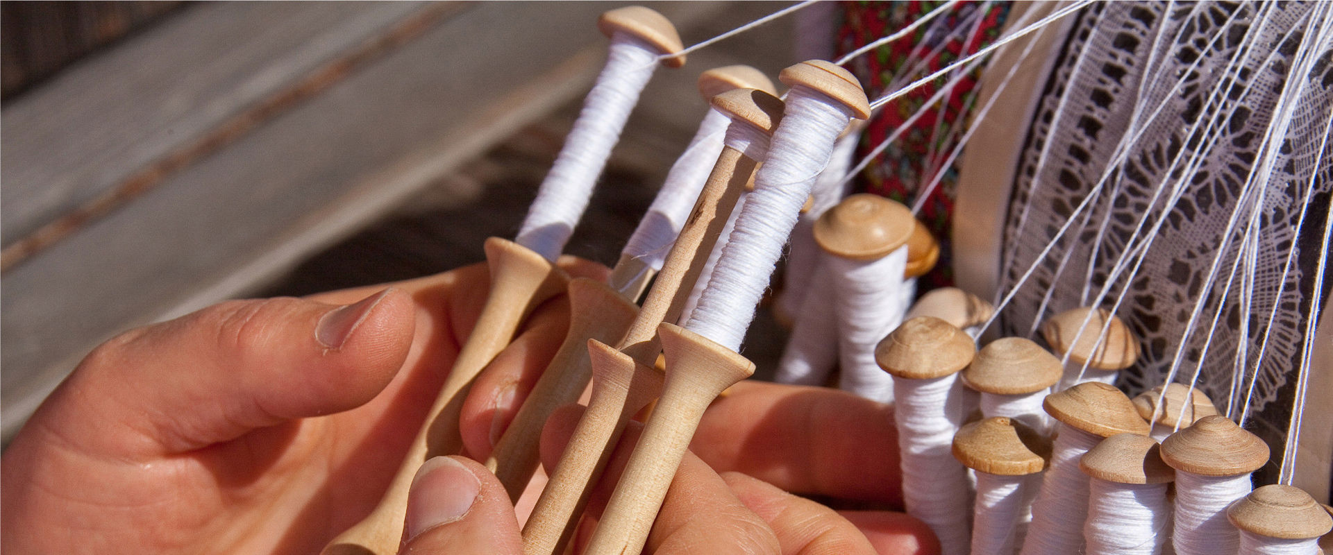 Pizzo Una donna realizza un pizzo.