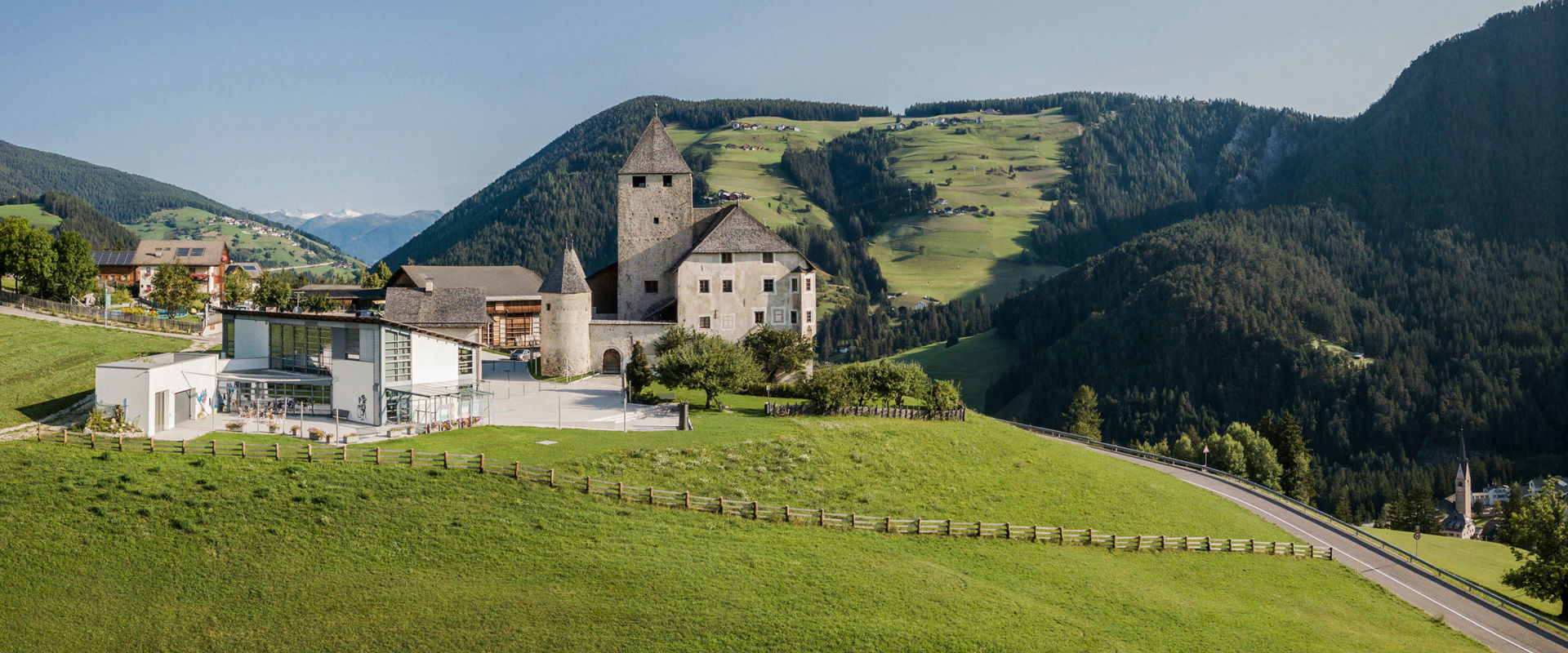 Museum Ladin Ćiastel de Tor Vista di un castello ben conservato in mezzo al verde.