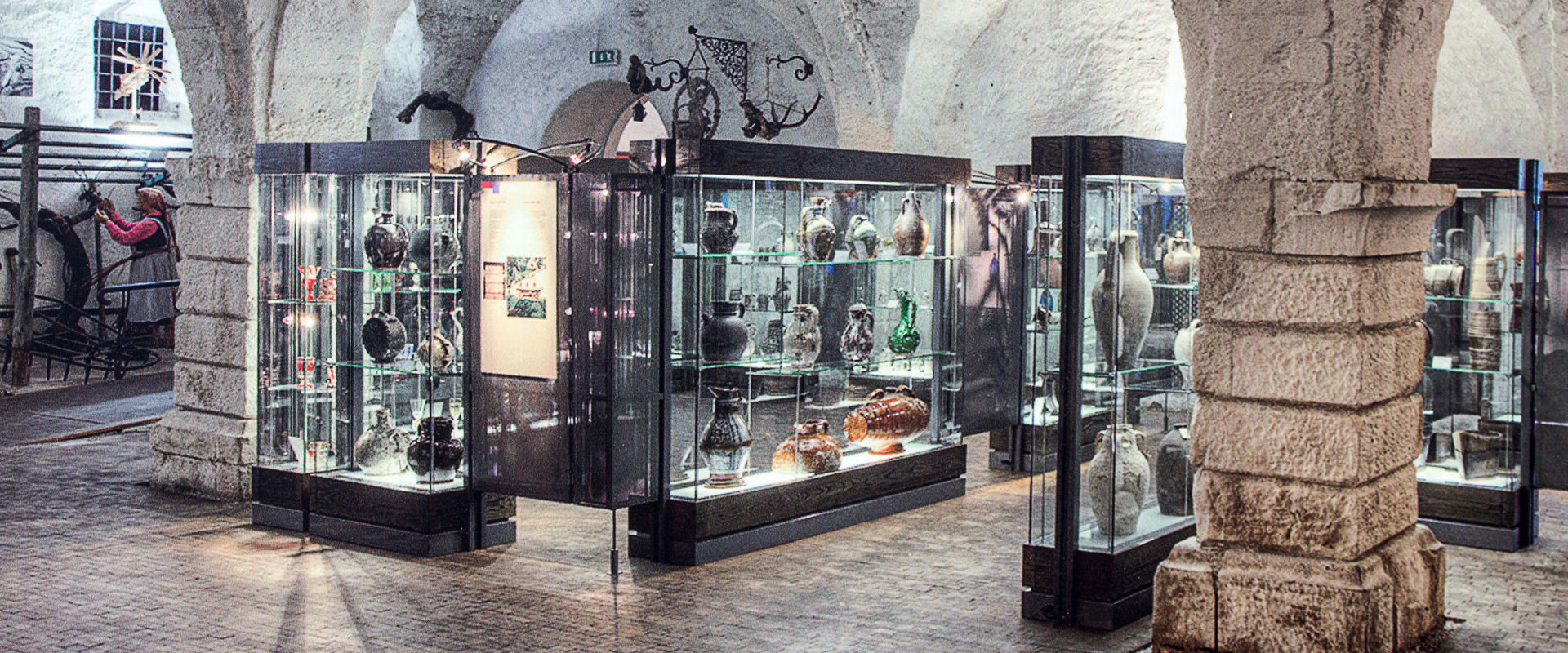 Museo provinciale del vino Vetrine con vari recipienti per il vino.