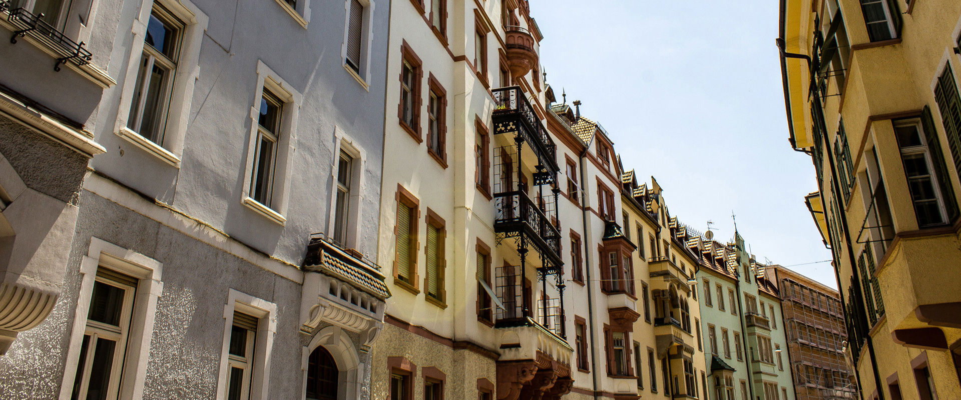 I portici di Bolzano Vista delle case nelle strette vie del centro storico di Bolzano.