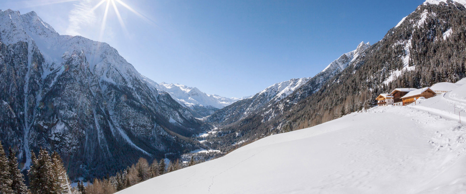 La Val Martello in inverno. Prati e boschi della Val Martello ricoperti di neve.