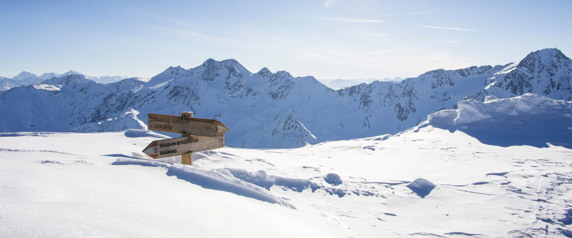Paesaggio innevato 2 cartelli di montagna sono quasi completamente coperti di neve.