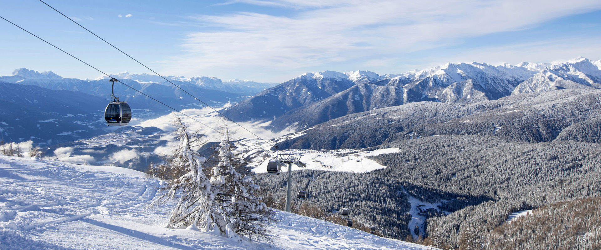 Paesaggio invernale Paesaggio invernale innevato con cabinovia.