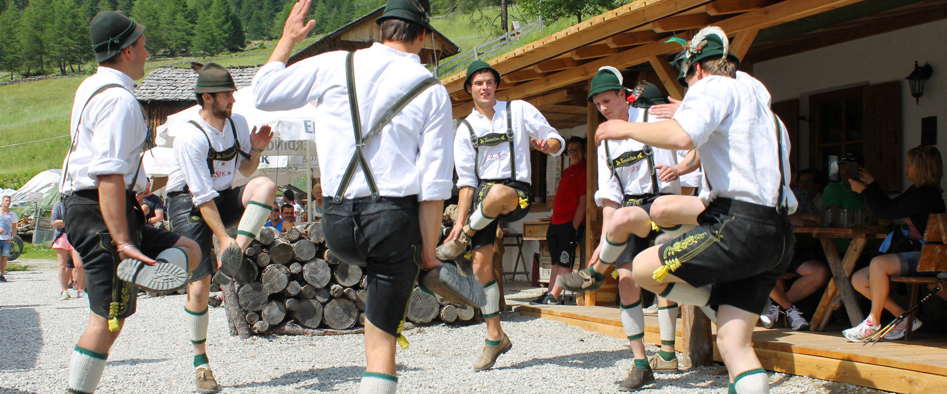 Uomini che vestono i "Lederhosen" si esibiscono in una danza tradizionale altoatesina.
