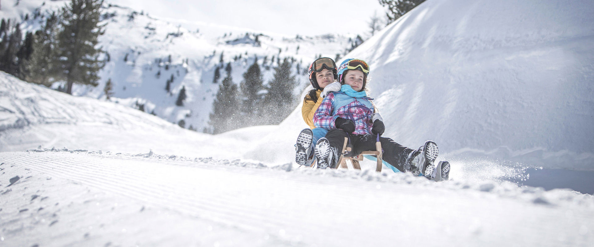 Pista da slittino Speikboden Madre e figlia scendono la pista su uno slittino.