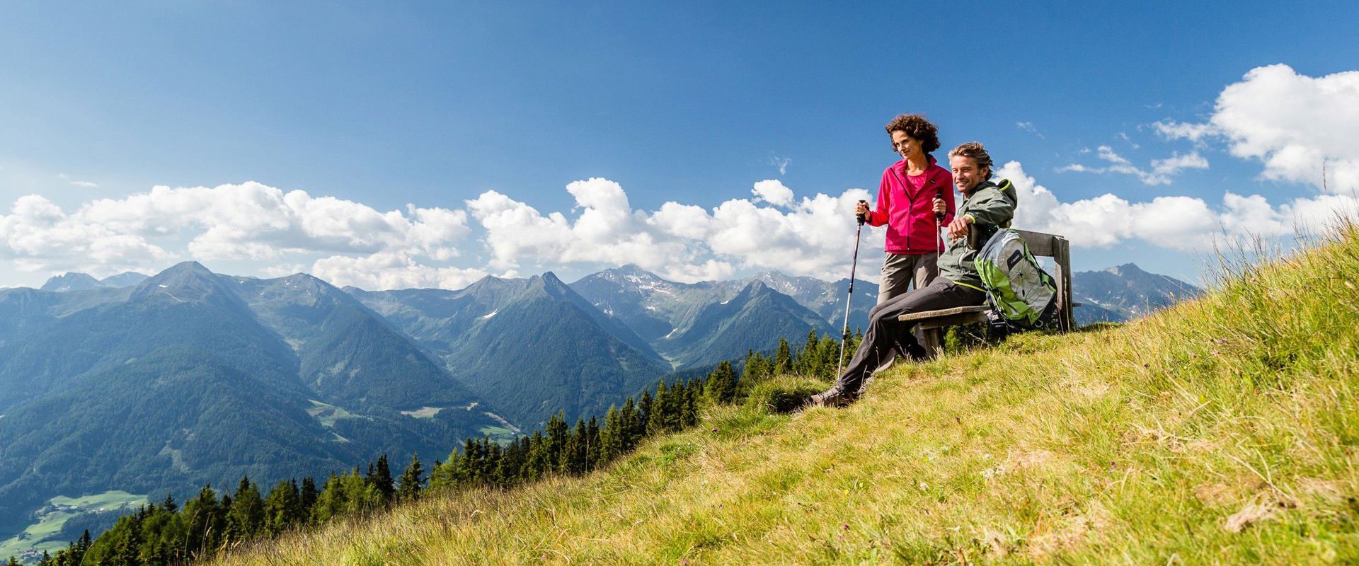 Due escursionisti si riposano su una panchina lungo il percorso a Monte Cavallo - Vipiteno