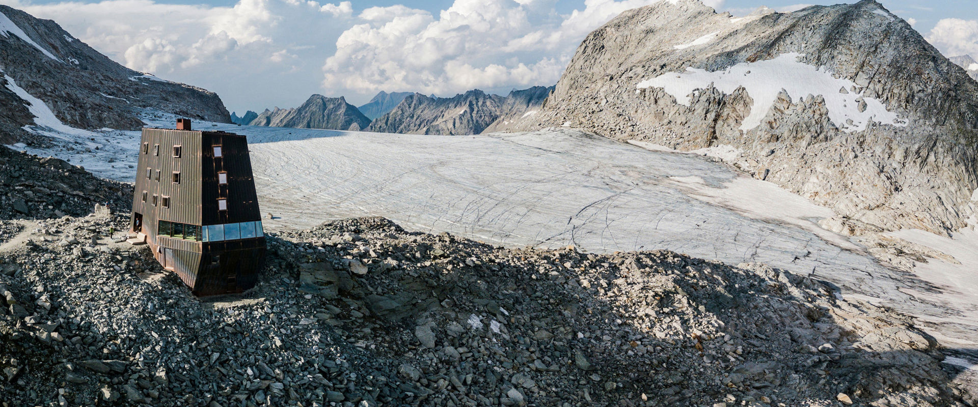 Alta Via Stabeler in Alto Adige Vista sul Rifugio Sasso Nero sull'Alta Via Stabeler.