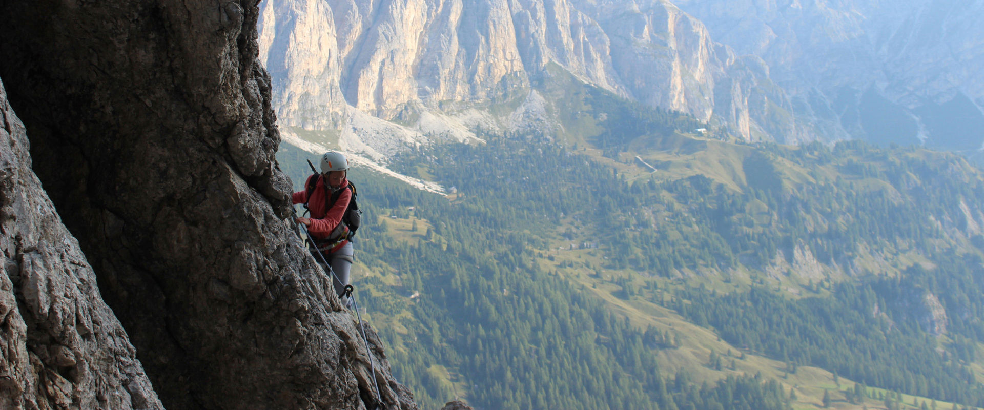 Via ferrata Pisciadu Donna sulla via ferrata Pisciadu.